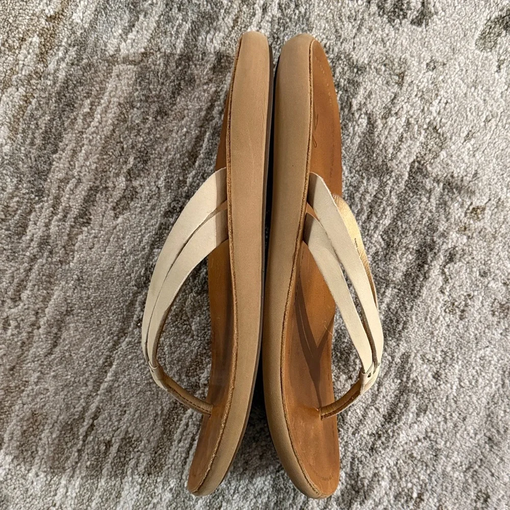 OluKai Kapehe Luana Women‎ Sz 8 Tapa Sahara Tan Cream Full Grain Leather Sandals